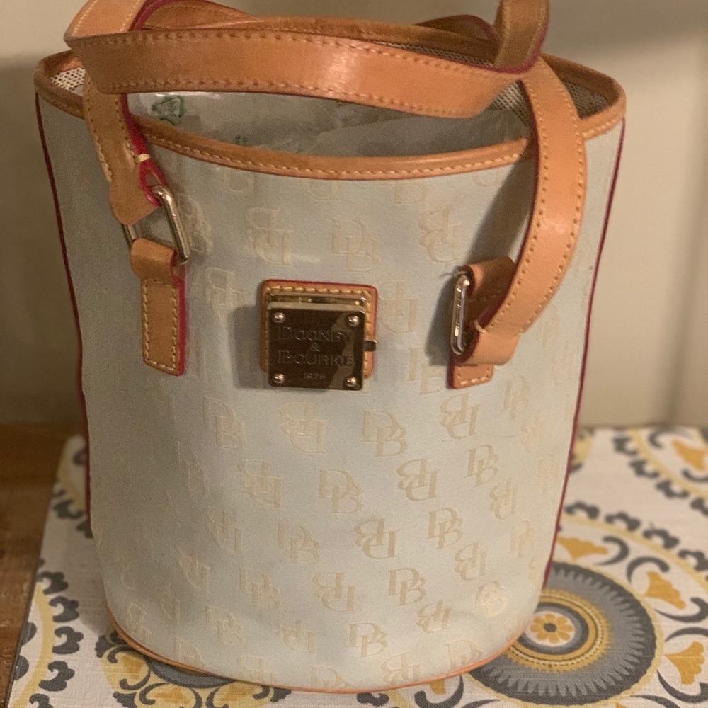 Like NEW Dooney and Bourke tote-Authentic